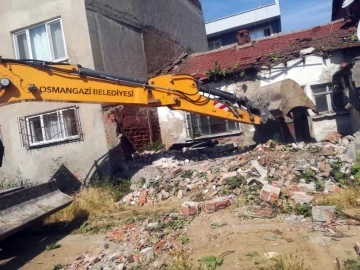 Osmangazi’de tehlike arz eden metruk binalar yıkıldı
