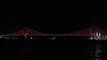 Osmangazi Köprüsü kırmızı-beyaza büründü
