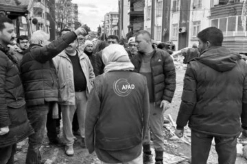 Osmaniye Belediye Başkanı Kara, enkaza girip vatandaşları sakinleştirmiş