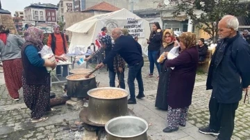 Osmaniye’de, depremde hayatını kaybedenler için aşure dağıtıldı