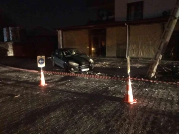 Osmaniye’de otomobil önce elektrik direğine, ardından iş yerine çarptı: 2 yaralı
