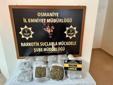 Osmaniye’de otomobile gizlenmiş 10 kilo 50 gram uyuşturucu ele geçirildi
