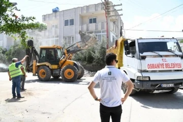 Osmaniye’de, tadilat sonrası oluşan molozlar kaldırılıyor