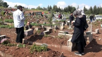 Osmaniye’deki deprem mezarlığında duygu dolu ziyaretler