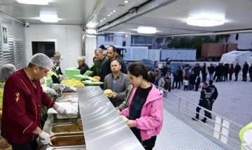 Osmaniye'deki depremzedeler, ilk iftarlarını çadırda yaptı