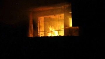 Osmaniye’deki ev yangınında alevler pencereden fışkırdı
