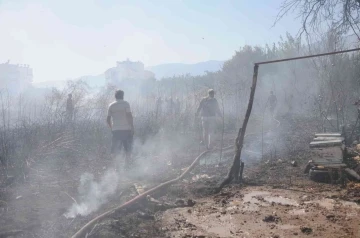 Otluk alanda çıkan yangın portakal ağaçları ve arı kovanlarını yaktı
