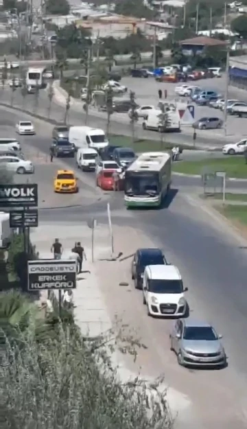 Otobüs ile otomobil şoförü yolu paylaşamadı
