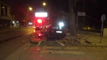 Otomobil ağaca çarptı, şoförü aracı bırakıp kaçtı
