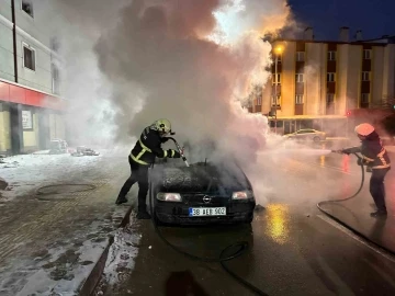 Otomobil alev alev yandı
