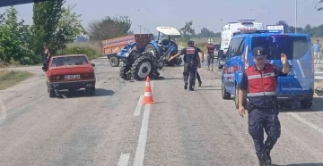 Otomobil ile çarpışan traktör ikiye bölündü: 1 ölü, 4 yaralı
