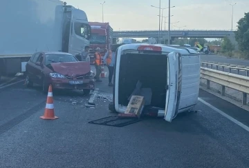 Otomobil ile hafif ticari araç kafa kafaya çarpıştı: 2’si çocuk 7 yaralı
