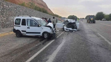 Otomobil ile hafif ticari araç kafa kafaya çarpıştı: 3 yaralı
