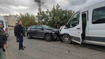 Otomobil ile minibüs kafa kafaya çarpıştı: 5 yaralı
