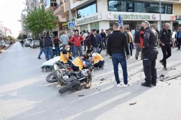 Otomobil ile motosiklet çarpıştı: 1’i ağır 2 yaralı
