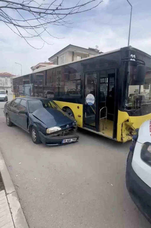 Otomobil ile yolcu otobüsü çarpıştı: 2 yaralı
