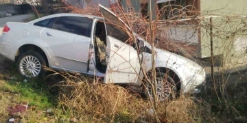 Otomobil istinat duvarında asılı kaldı: 1 yaralı
