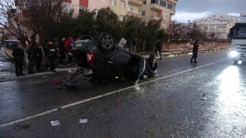 Otomobil karşı şeride geçip takla attı: 2 yaralı
