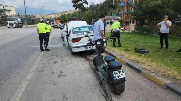 Otomobil önce bariyere ardından motosiklete çarptı: 2 yaralı
