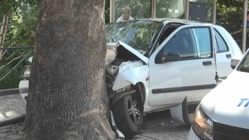 Otomobil otobüs durağına daldı: 1’i ağır 3 yaralı
