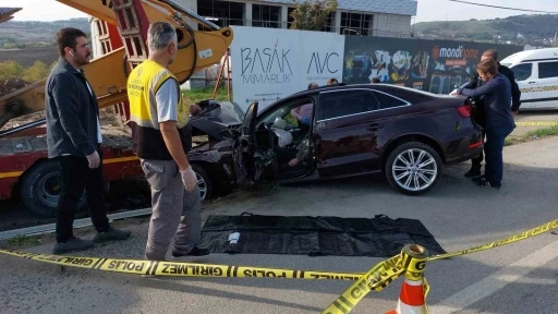 Otomobil park halindeki iş makinesi yüklü tıra çarptı, 70 yaşındaki sürücü öldü
