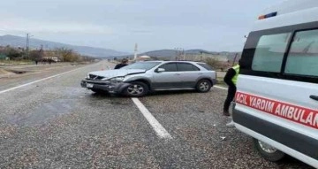 Otomobil refüje çarpıp karşı şeride geçti: 1 yaralı