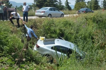 Otomobil sulama kanalına düştü
