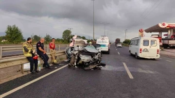 Otomobil sürücüsü tıra böyle çarptı: 1 kişi öldü, 3 kişi yaralandı
