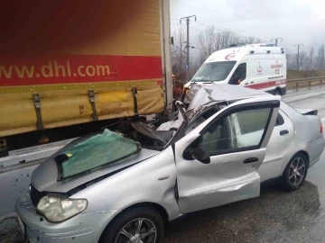 Otomobil tıra arkadan çarptı; 1 kişi öldü, 1 kişi yaralandı
