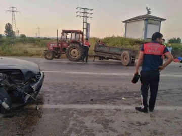 Otomobil traktörün römorkuna çarptı: 2 yaralı
