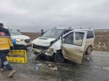 Otomobil ve ticari araç çarpıştı: 5 yaralı
