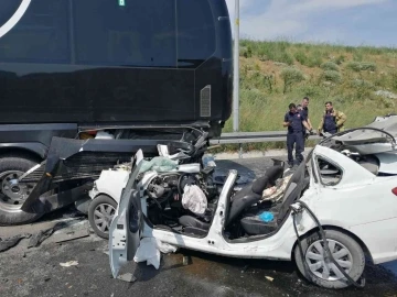 Otomobil yolcu otobüsüne çarptı: Anne öldü, baba ve oğlu ağır yaralı
