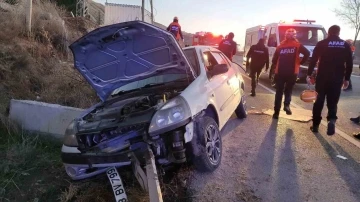 Otomobil yoldan çıkıp bariyere çarptı: 4 yaralı
