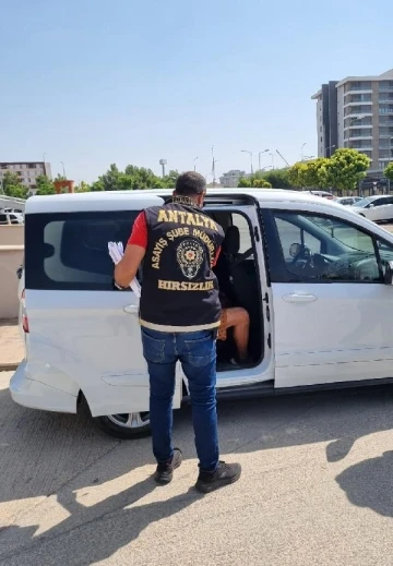 Otomobilden para torbasını çalan 2 şüpheliden 1'i, yakalandı