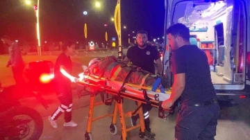Otomobile çarpmamak için manevra yapan motosikletli yaralandı
