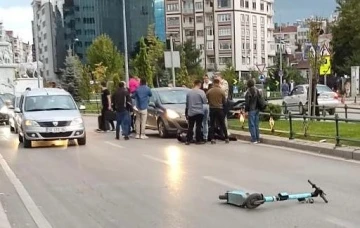 Otomobilin çarptığı scooterda bulunan 2 kişi yaralandı
