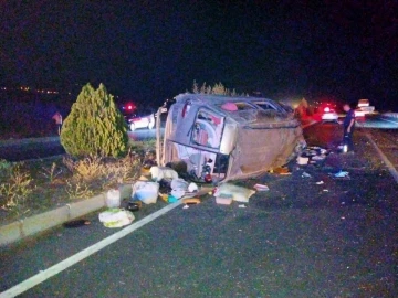 Otomobilin çarptığı ticari araç takla atarak karşı şeride geçti: 4 yaralı
