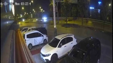 Otomobilin ikiye ayrıldığı kazanın güvenlik kamerası görüntüleri ortaya çıktı
