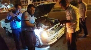 Otomobilin motoruna giren kediyi itfaiye çıkardı
