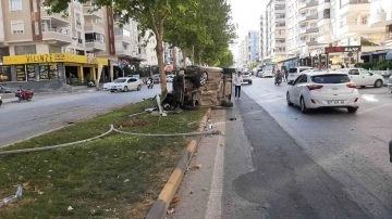 Gaziantep’te Otomobilin refüje çıkıp aydınlatma direğine çarpması kamerada