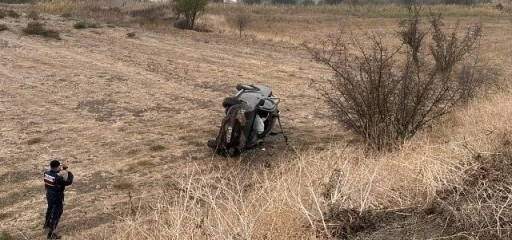 Otomobilin tarlaya uçtuğu kaza ucuz atlatıldı
