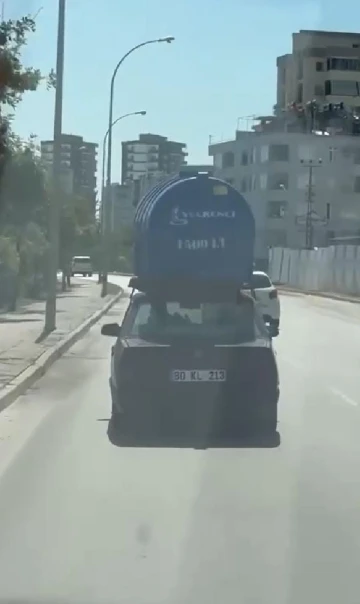 Otomobilin tavanında su tankı taşıdı