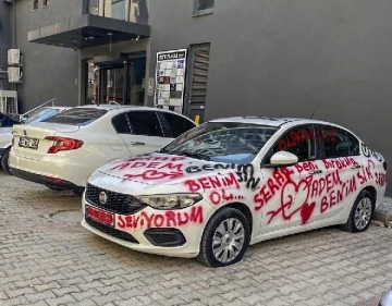 Otomobilin üzerine sprey boya ile aşk mesajları yazılıp, lastikleri kesildi