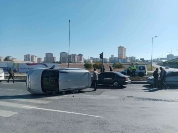 Otomobille çarpışan hafif ticari araç yan yattı: 1 yaralı
