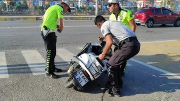 Otomobille çarpışan motosiklet sürücüsünün kaskı parçalandı
