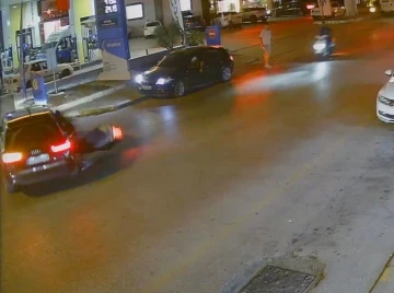 Otomobille çarpışan motosikletli genç hayatını kaybetti: Feci kaza kamerada
