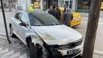 Otomobille ticari taksi çarpıştı: 1’i ağır 2 yaralı
