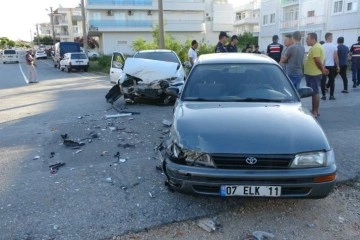 Otomobiller kafa kafaya çarpıştı: 8 yaralı