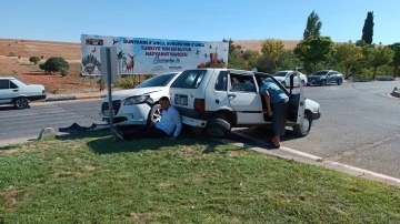 Otomobiller kavşakta çarpışıp, refüje çıktı: 2 yaralı
