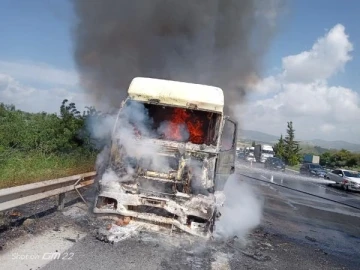 Otoyolda TIR yandı 